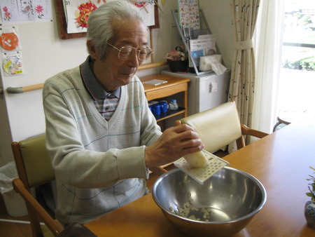 ランチは豆腐とはすのつくね焼き・白菜とツナのカレー煮です
