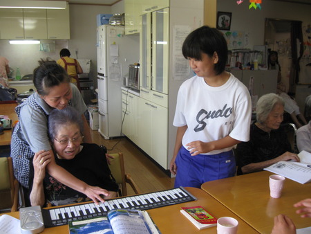 今日の午前中は中学生ボランティアさんが来訪。楽しみました