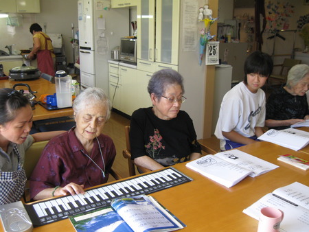 今日の午前中は中学生ボランティアさんが来訪。楽しみました