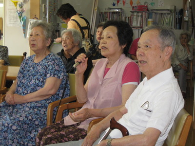午後はカラオケで盛り上がりました。夜明けのメロディー熱唱