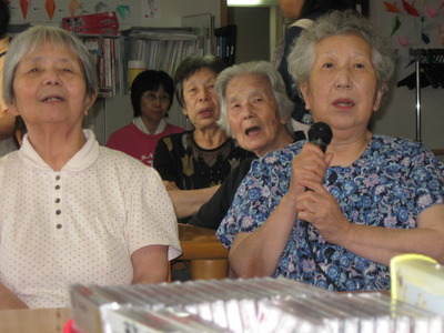 午後はカラオケで盛り上がりました。夜明けのメロディー熱唱