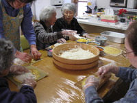 恵方巻き作りを利用者さんと