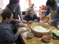 恵方巻き作りを利用者さんと