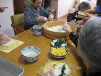 恵方巻き作りを利用者さんと