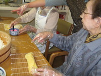 恵方巻き作りを利用者さんと
