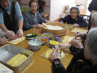恵方巻き作りを利用者さんと