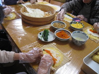 恵方巻き作りを利用者さんと
