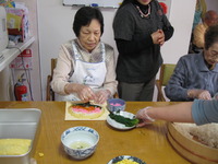 恵方巻き作りを利用者さんと