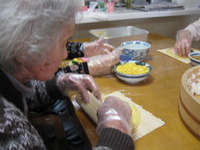 恵方巻き作りを利用者さんと