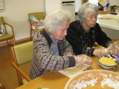 恵方巻き作りを利用者さんと