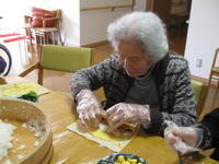 恵方巻き作りを利用者さんと