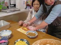 恵方巻き作りを利用者さんと