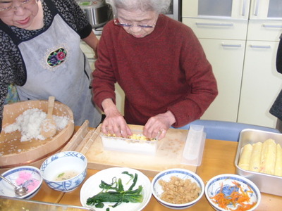 恵方巻き作りを利用者さんと