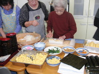 恵方巻き作りを利用者さんと