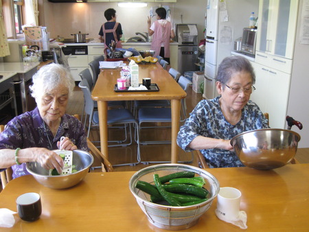 ランチの準備でキウリもみ・夏はさっぱりと酢の物で食が進み