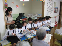 東小学校2年生9名地域探検で来訪