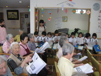 東小学校2年生9名地域探検で来訪