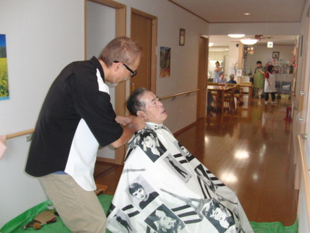 蒲原から志田理髪店のご夫婦が有償ボランティアで来訪