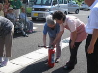 朝9時から防災訓練を水消火器使い全員参加で行いました。