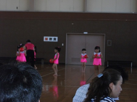 孫が幼稚園組の新体操を披露・沼津勤労者体育館にて