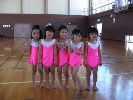 孫が幼稚園組の新体操を披露・沼津勤労者体育館にて