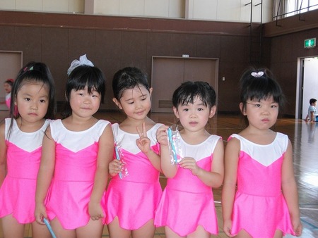 孫が幼稚園組の新体操を披露・沼津勤労者体育館にて