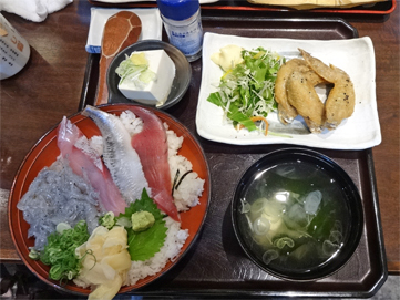 ランチ日記：海鮮丼と手羽先唐揚