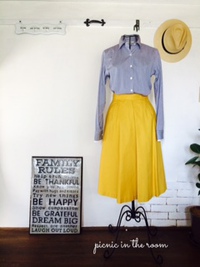 ストライプシャツと黄色いスカート