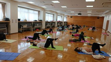 体がかたくてもできるヨガだからシニア世代でも安心してできます 体がかたくてもできるヨガだからシニア世代でも安心してできます
