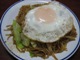 きょうのランチ~うちで目玉焼きのせ、焼きそばだよーん。♪