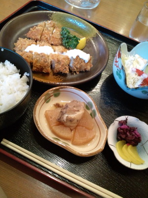 今日のランチ~白身魚のフライとチキンカツ定食♪