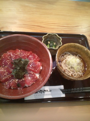 今日のランチ~鮪漬け丼と蕎麦定食♪