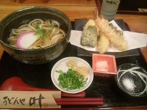 今日のお昼は天ぷらうどん♪