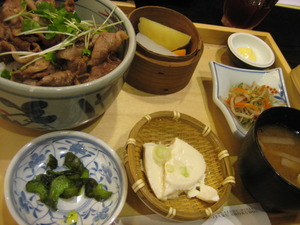 今日のランチ~小樽食堂さんの帯広ぶた丼セット♪