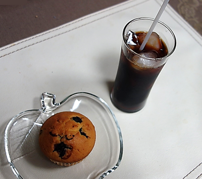 手作りブルーベリーマフィンとアイスコーヒー♪ 手作りブルーベリーマフィンとアイスコーヒー♪