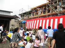 上棟式で、今年度2度目の投げ餅をやりました! 上棟式で、今年度2度目の投げ餅をやりました!