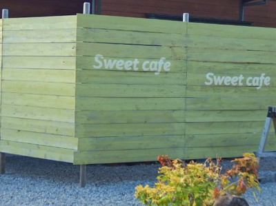 『Sweet cafe』はこの塀が目印！