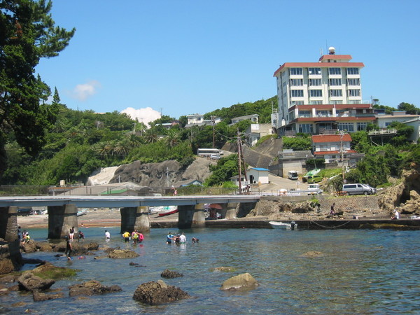 伊豆下田の須崎にある恵比寿島は子供連れでも安心な海水浴