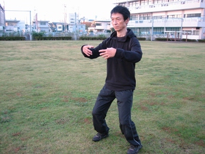 太極拳 基礎鍛練 站椿(たんとう) 太極拳 基礎鍛練 站椿(たんとう)