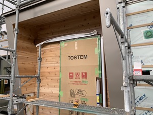 玄関周りも板貼り 玄関周りも板貼り