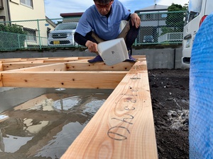 2日目は断熱と合板敷き 2日目は断熱と合板敷き