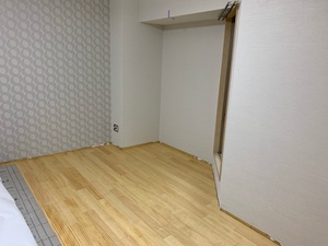 クロス貼りで連休に入ります クロス貼りで連休に入ります