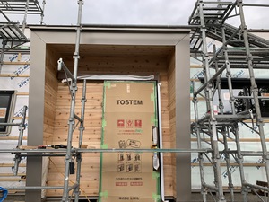 玄関周りも板貼り 玄関周りも板貼り