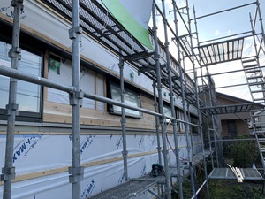 外壁の一部に板貼り 外壁の一部に板貼り