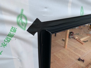サッシの枠を取付け サッシの枠を取付け