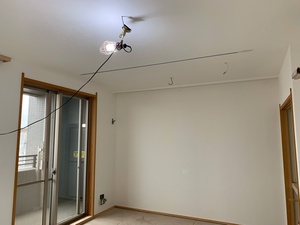 クロス貼りで連休に入ります クロス貼りで連休に入ります