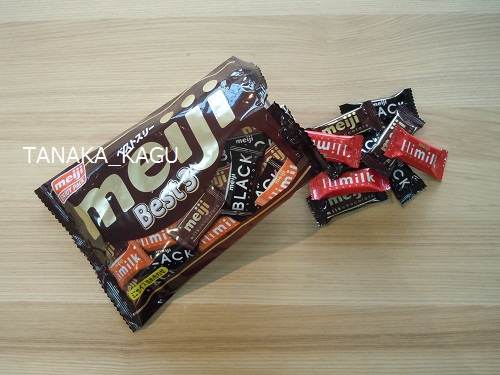 カリモク・タモ材テーブル、とチョコレート。