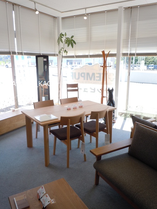 飛騨産業ダイニングテーブル&チェア。
