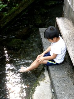 足水で足を冷やす
