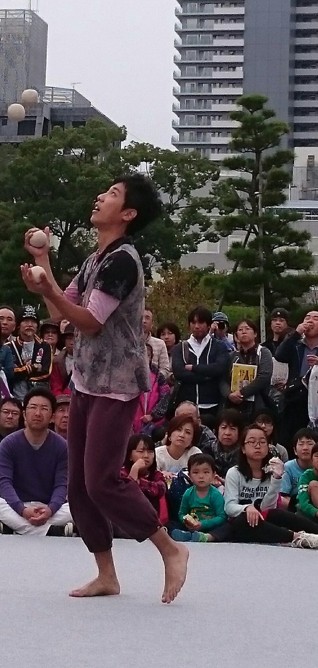 今日は家族で大道芸を見に来てます。 今日は家族で大道芸を見に来てます。